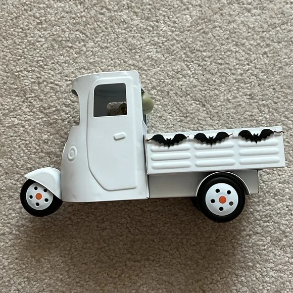 Halloween Decorative Truck - Picture 2 of 3